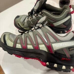 Salomon Women's XA pro 3d gortex size 8.5 trail runner